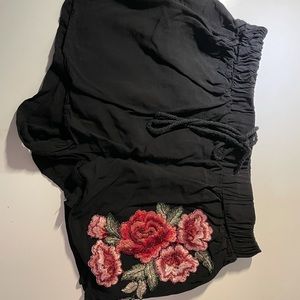 Black shorts with flower embroidery